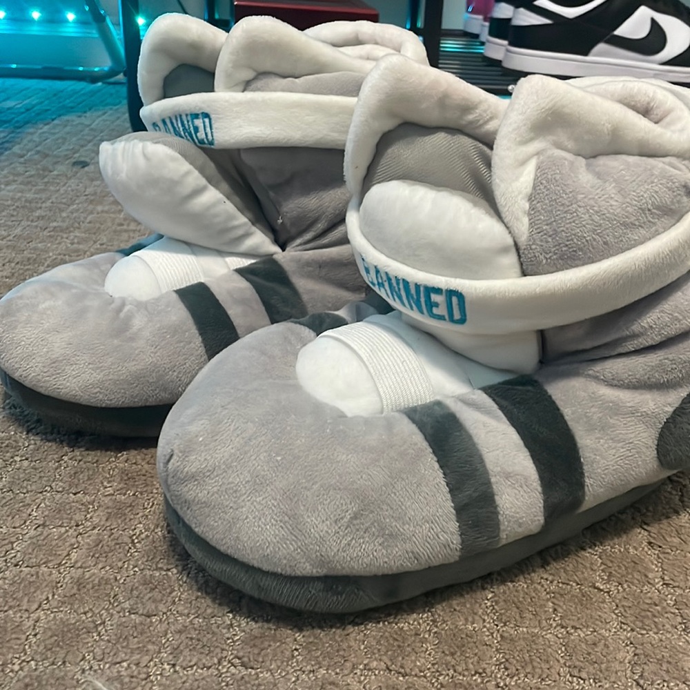 Banned slippers barley used size fits all